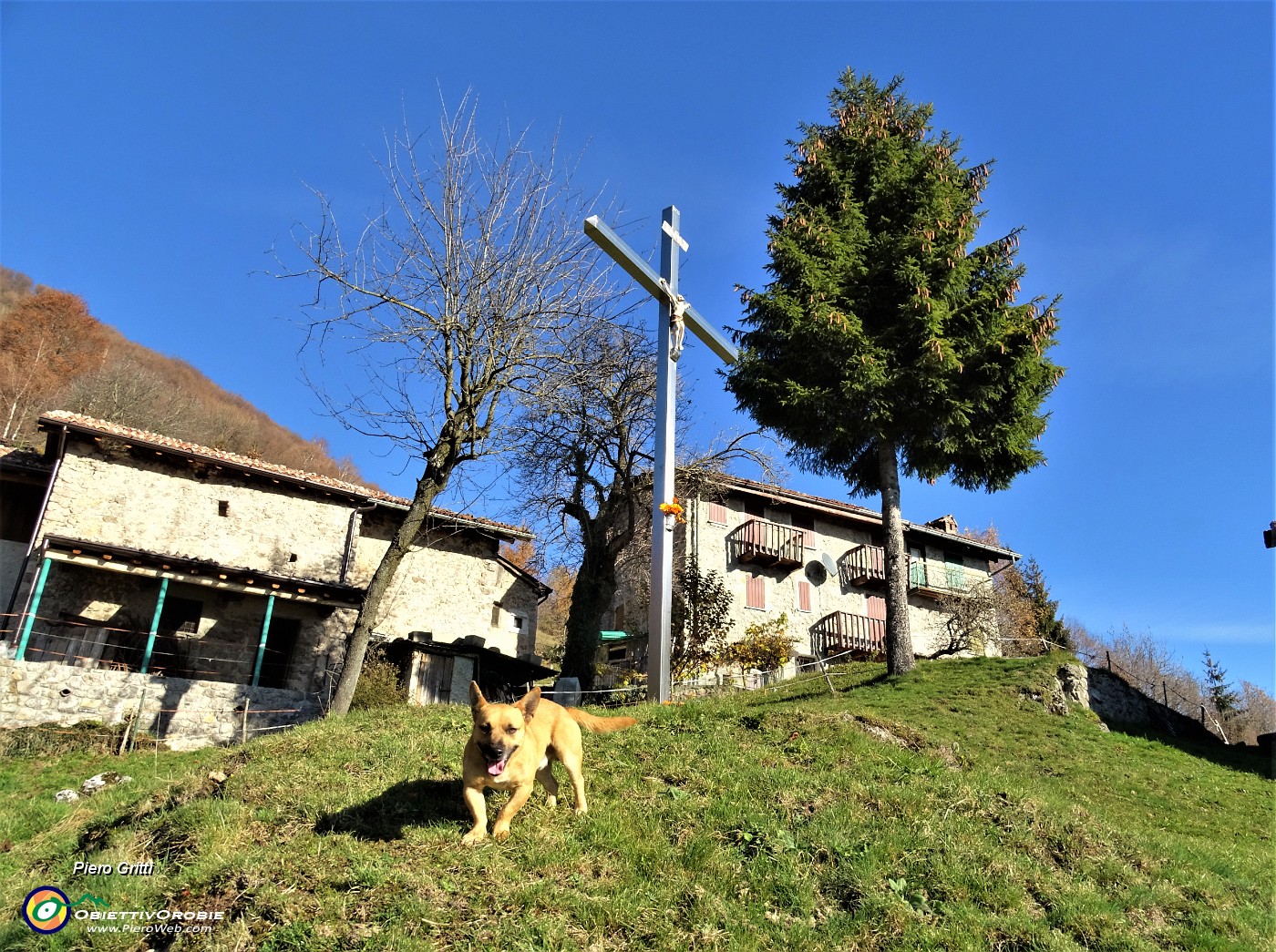 36 Alla bella radura prativa di Sonzogno (1018 m) anche una bella croce.JPG